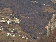 13 Zoom sul  lungo ponte tibetano in avanzata costruzione a Dossena